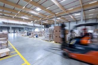 Halle innen in Nutzung