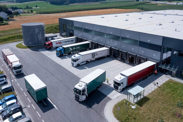 Halle mit LKW