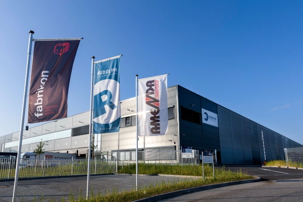 Halle mit Fahnen Nutzer