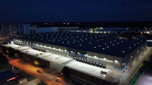 Losgistikhalle bei Nacht